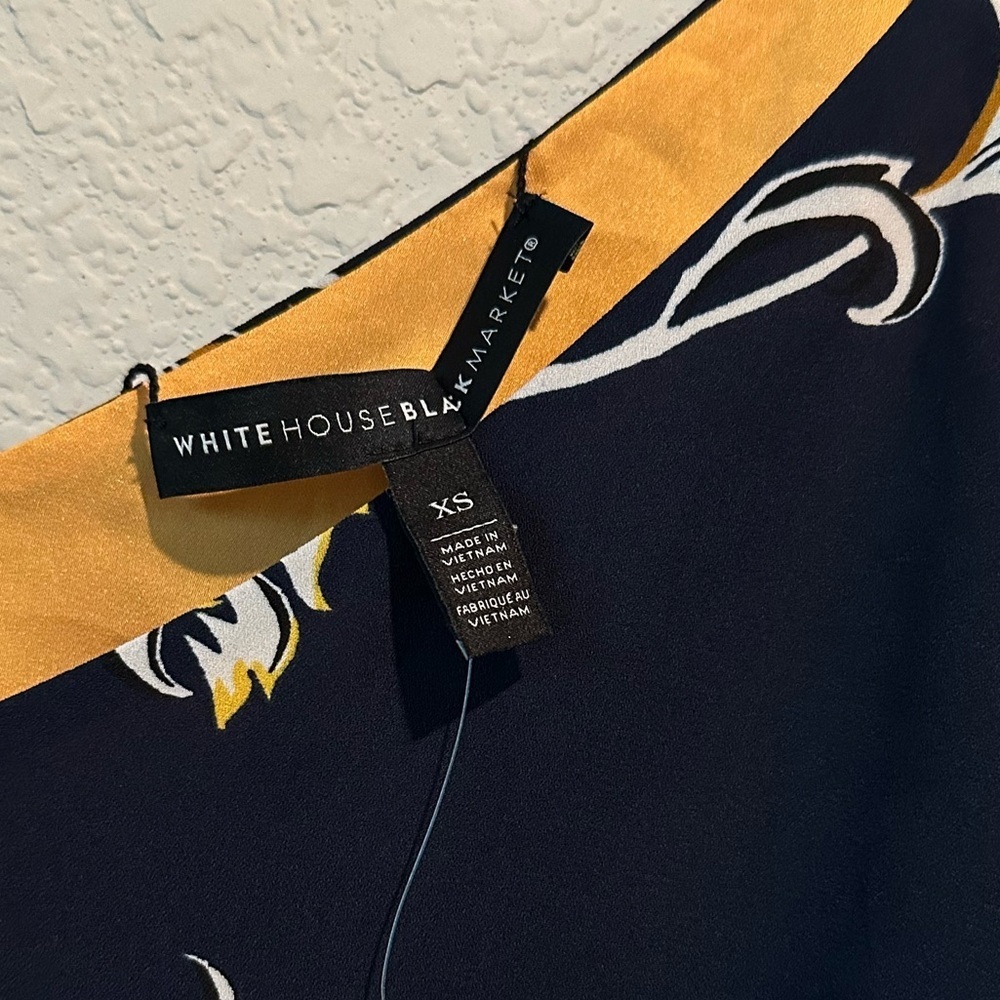 New White House Black Market Woven Reversible Navy Floral Camisole Size XS - Picture 2 of 5